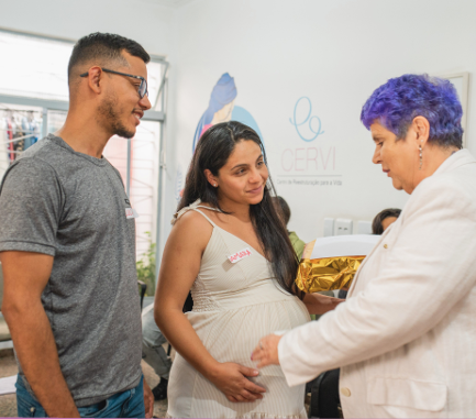 Equipe do CERVI acolhendo uma gestante e sua família